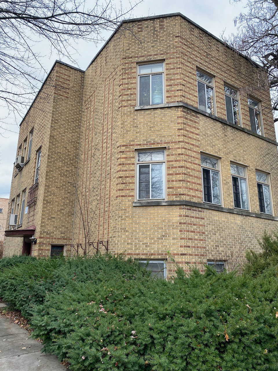 image of an appartment building